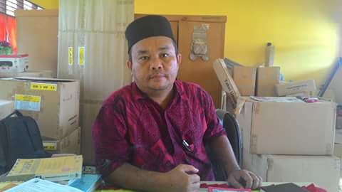 Kepala SMKNegeri 1 Lubuk Barumun Palas Bidarlis Nur Ibrahim, ST di Ruangan Kerjanya.