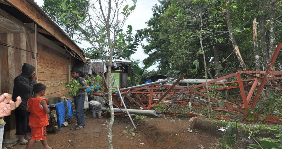 rumah tertimpa tower seluler di Kampung Sabasiala Desa Kilang Papan 2 Sinyal Selular Hilang di Sipirok